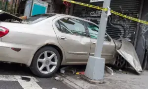 Un coche se estrelló contra un edificio.  